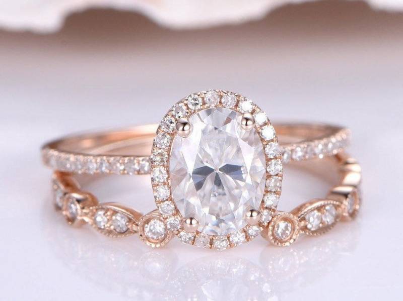 2stk Moissanite Verlobungsring Set 6 X 8 Mm Oval Cut Ehering Halbe Ewigkeit Art Deco Hochzeit Diamant Band 14K Rose Gold Ring von PENNIjewel