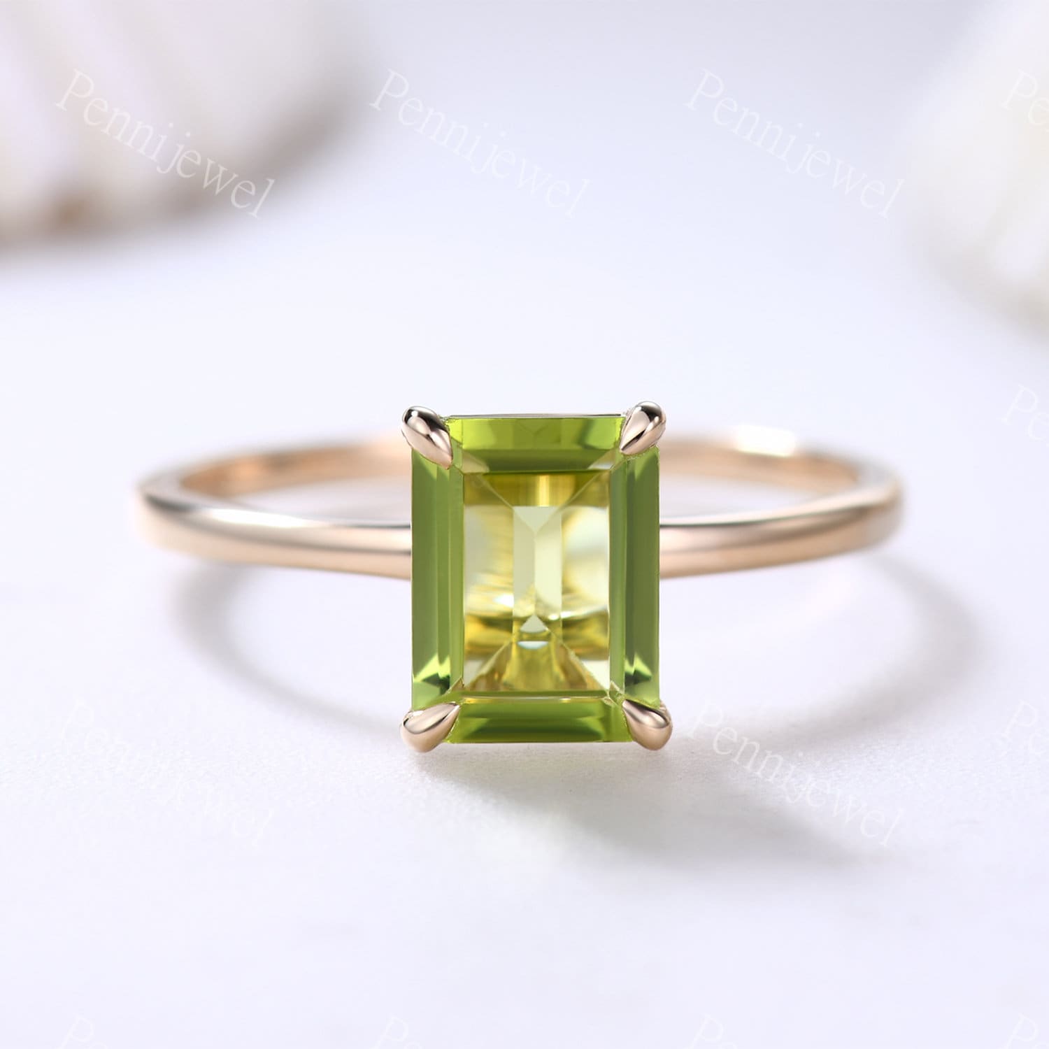 6x8mm Smaragd Geschnittener Peridot Verlobungsring, Schlichtes Goldband, Versteckter Diamant Halo Ring, Gelbgold Ehering, August Geburtsstein von PENNIjewel