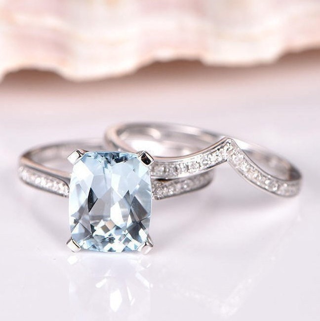 Aquamarin Ring Set 8x10mm Kissen Verlobungsring Kurve V Diamant Hochzeit Band 14K Weiß Gold Geburtsstein Braut Herz Design von PENNIjewel