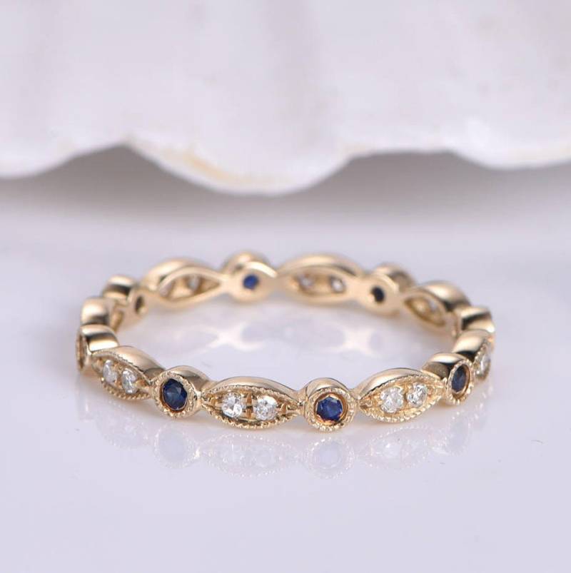 Art Deco Diamant Saphir Hochzeitsring Full Eternity Stapelring Passender Ring Jahrestag Geschenk Für Frauen 14K Gelbgold Band von PENNIjewel