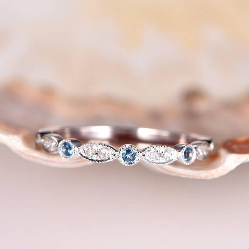 Art Deco Hochzeitsband Topas Diamant Ehering Halb Ewigkeit Weiß Gold Stapelring Passende Band Milgrain Design 14K Jubiläumsring von PENNIjewel