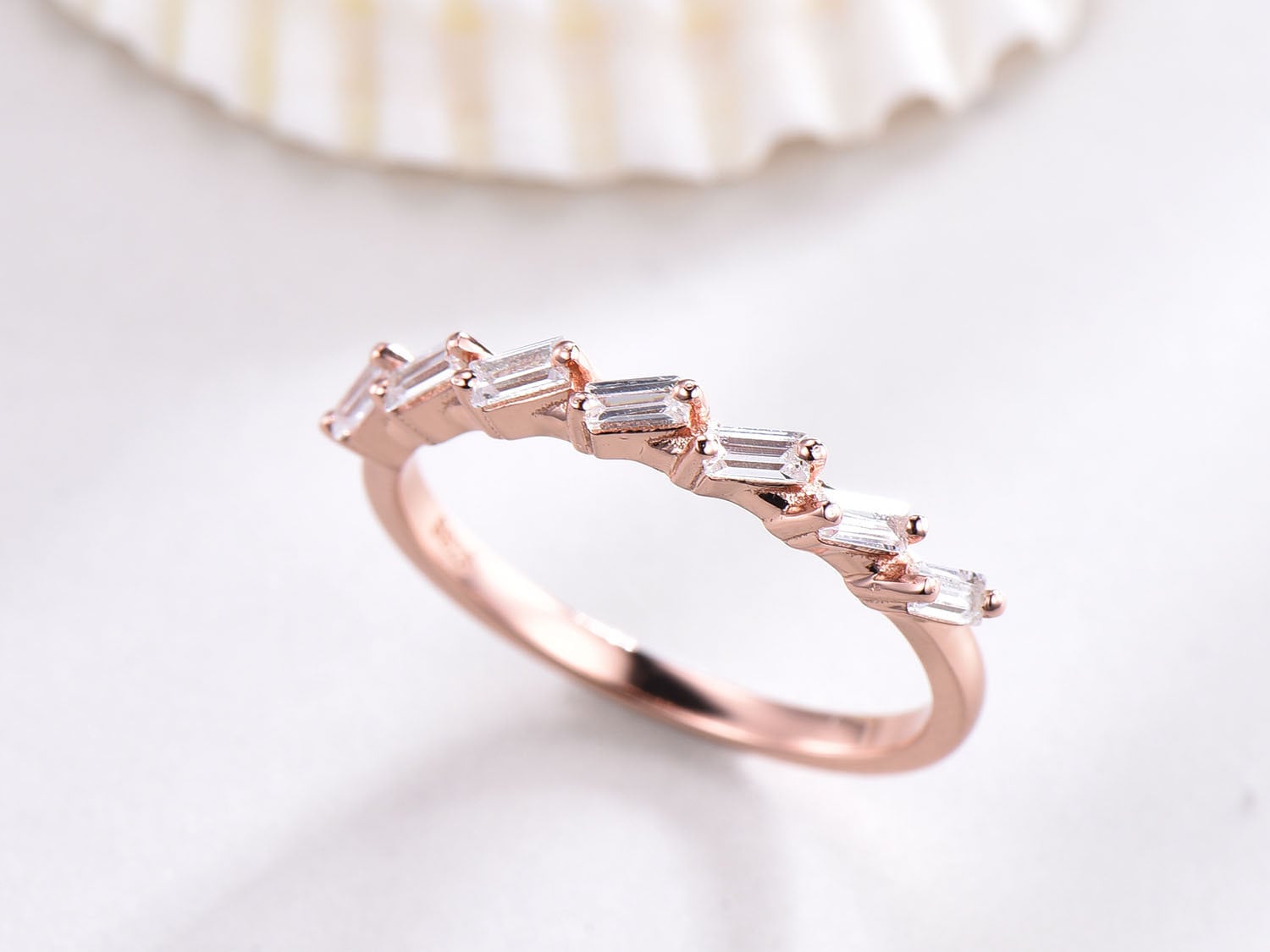 Baguette Cut Moissanit Hochzeitsband Rosegold Halb Ewigkeit Ring Charles & Colvard Solid 14K Stapelband Braut Versprechen von PENNIjewel