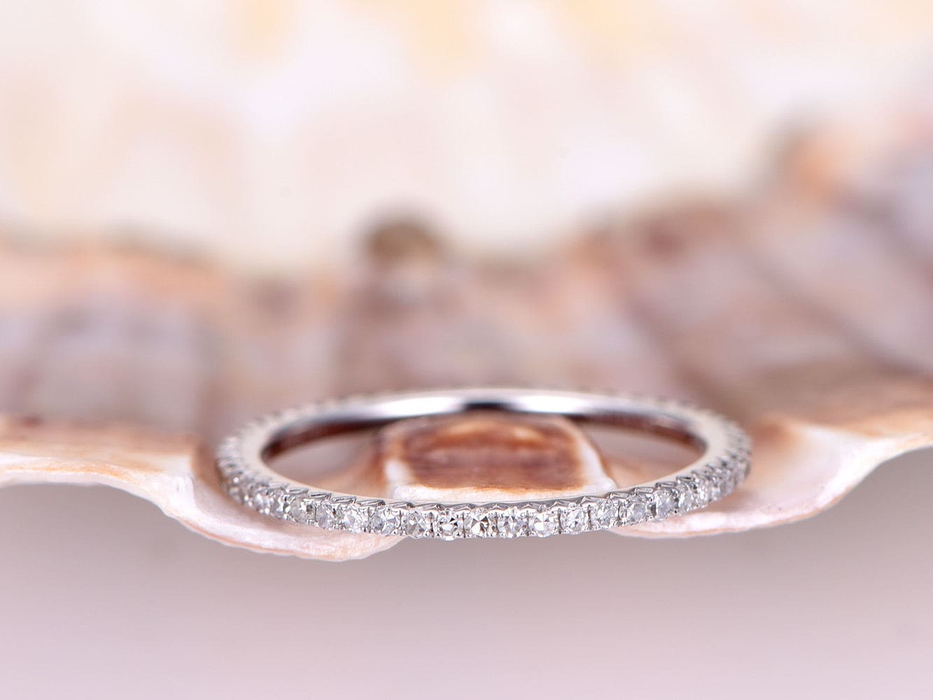 Diamant Ehering Full Eternity Ring Petite French V Micro Pave Diamanten Verlobungsring Solid 14K Weiß Gold Stapelring von PENNIjewel