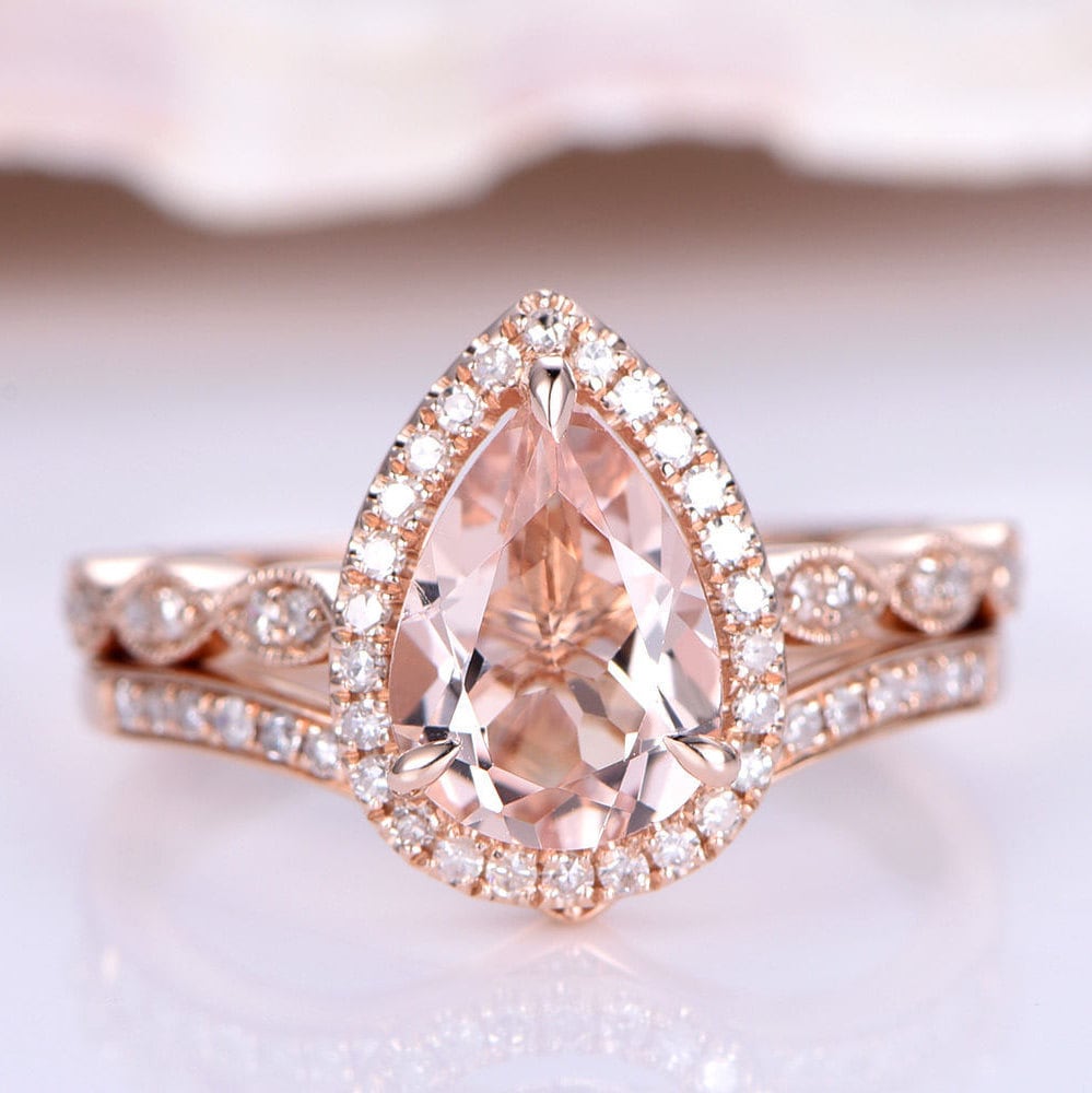 Ehering Set Morganit Verlobungsring 8x12mm Pear Cut Ring Art Deco Hochzeitsband V Form Diamant Passendes Band 14K Roségold von PENNIjewel