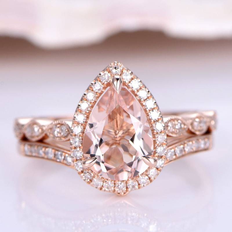 Ehering Set Morganit Verlobungsring 8x12mm Pear Cut Ring Art Deco Hochzeitsband V Form Diamant Passendes Band 14K Roségold von PENNIjewel