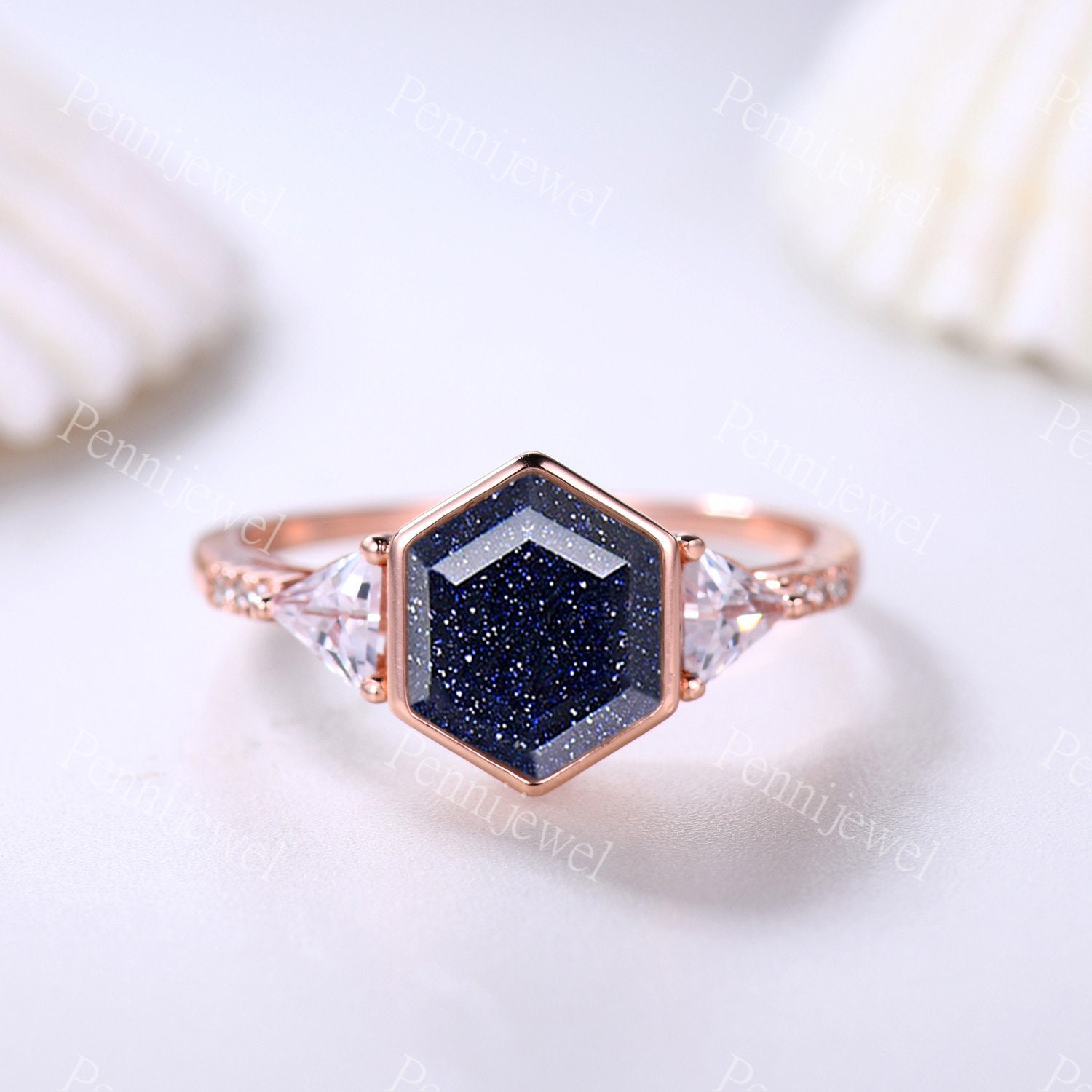 Einzigartiger 14K Rosegold Ring Hexagon Blau Sandstein Verlobungsring Für Frauen Moissanit Ehering Blauer Jahrestag Brautring von PENNIjewel