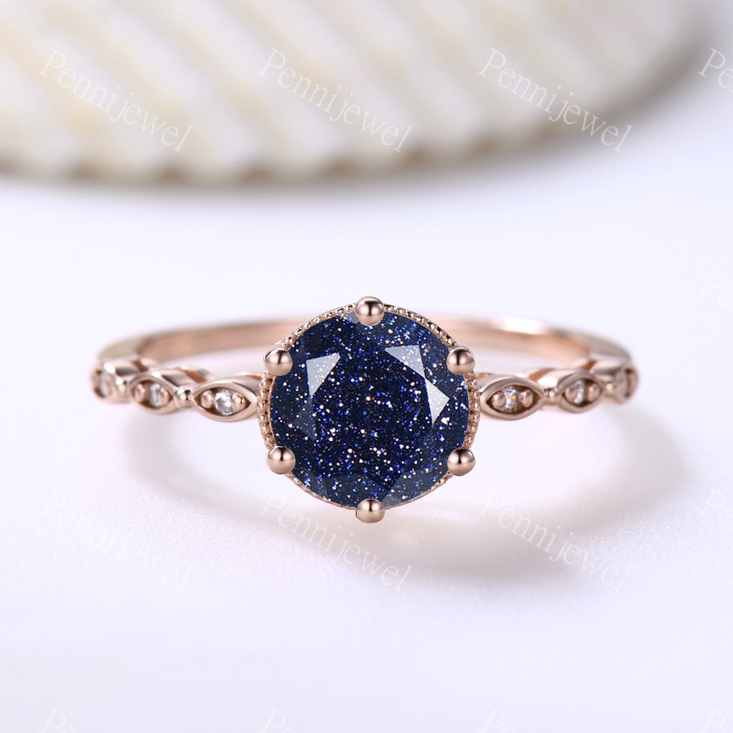 Einzigartiger Blauer Sandstein Diamant Verlobungsring, 14K Roségold, Diamant Ehering, 7mm Rundschliff Ring, Blauer Frauen Jubiläumsring von PENNIjewel