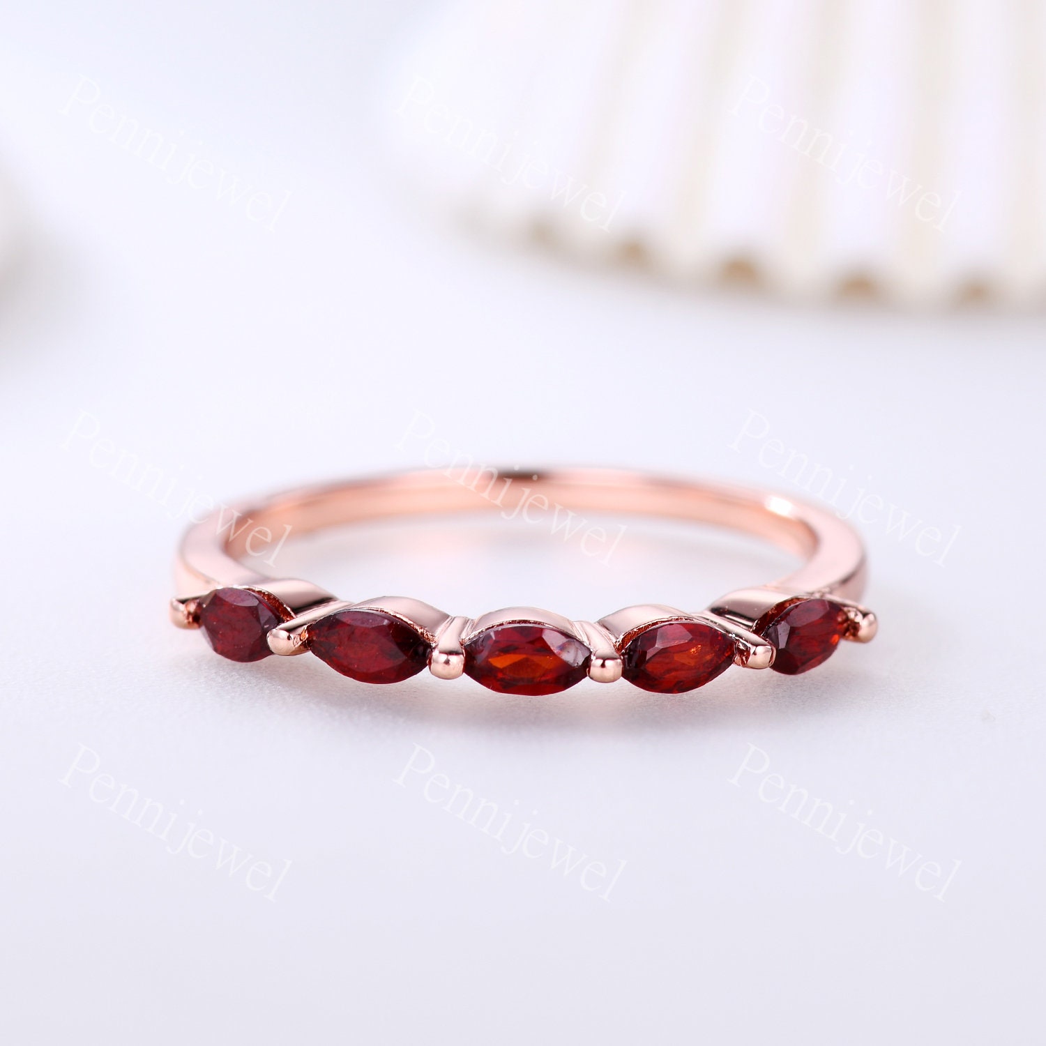 Einzigartiges Granat Ehering, 4x2mm Marquise Form Ehering, 14K Massiv Roségold, Verlobungs Stapeln Passendes Band, Januar Geburtsstein von PENNIjewel