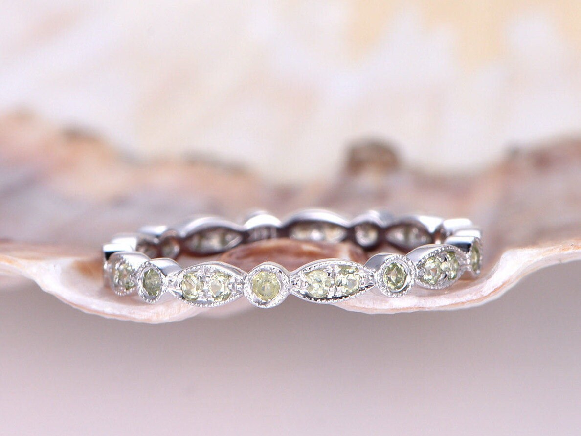 Full Eternity Peridot Hochzeitsband Milgrain Design Ehering Grün Edelstein Ring 14K Weiß Gold Stapeln Passendes Band Art Deco von PENNIjewel