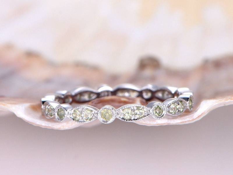 Full Eternity Peridot Hochzeitsband Milgrain Design Ehering Grün Edelstein Ring 14K Weiß Gold Stapeln Passendes Band Art Deco von PENNIjewel