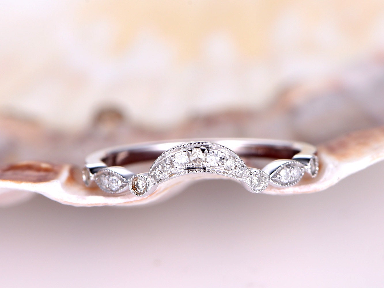 Geschwungener Ehering Art Deco Gelockt Trauring Solid 14Kwhite Gold Halb Ewigkeit Ring Stapelring Valentine Für Sie von PENNIjewel