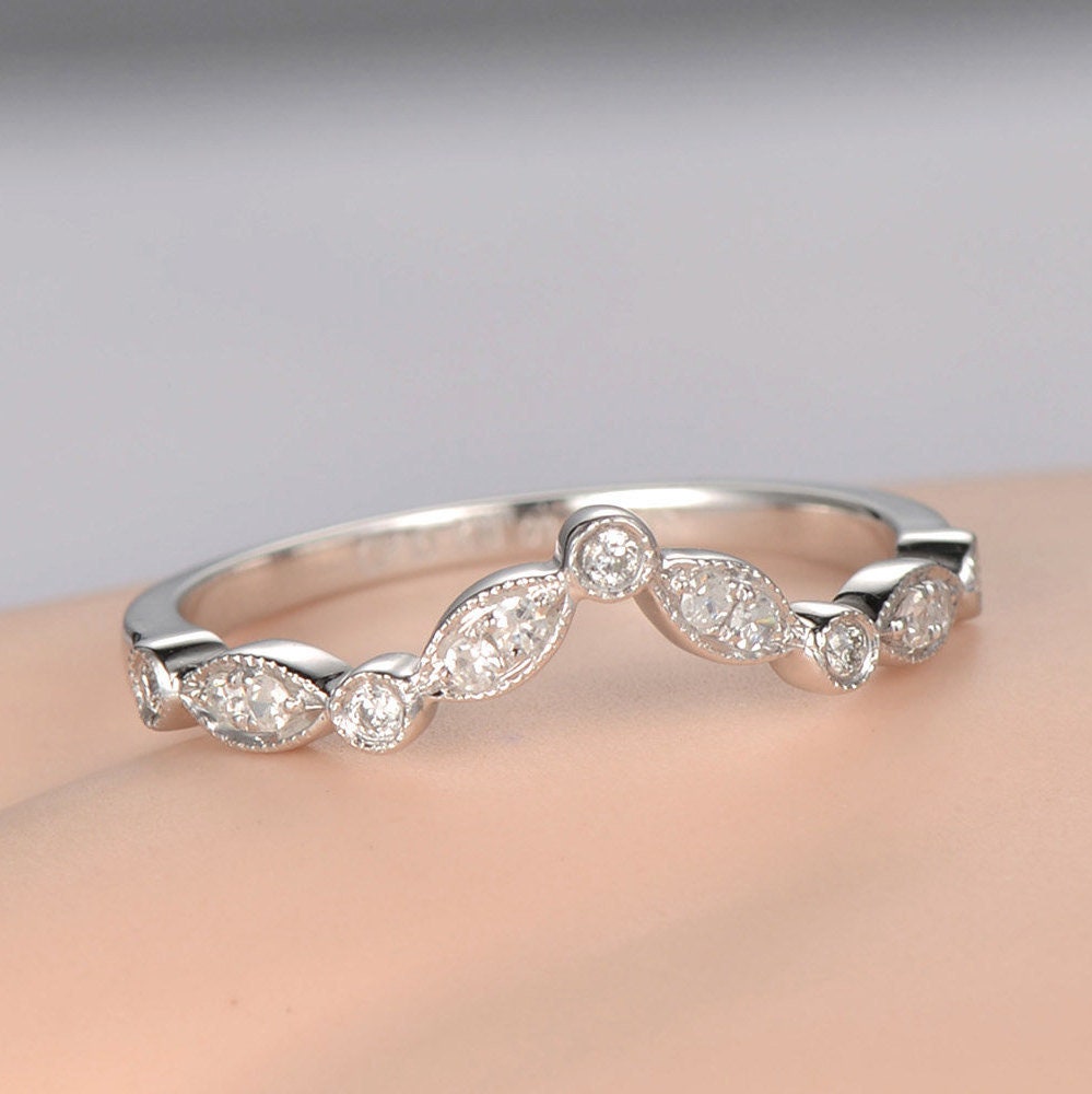 Geschwungener V Milgrain Diamant Ehering Solid 14K Weißgold Halb Ewigkeit Ring Verlobungsring Stapeln Passende Band Jubiläum von PENNIjewel