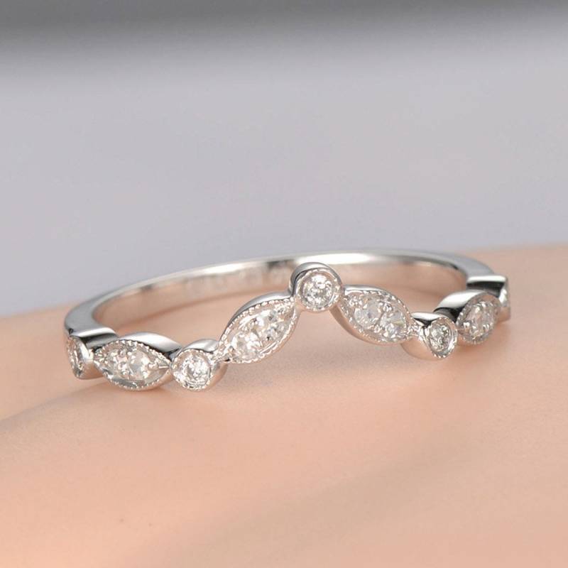 Geschwungener V Milgrain Diamant Ehering Solid 14K Weißgold Halb Ewigkeit Ring Verlobungsring Stapeln Passende Band Jubiläum von PENNIjewel