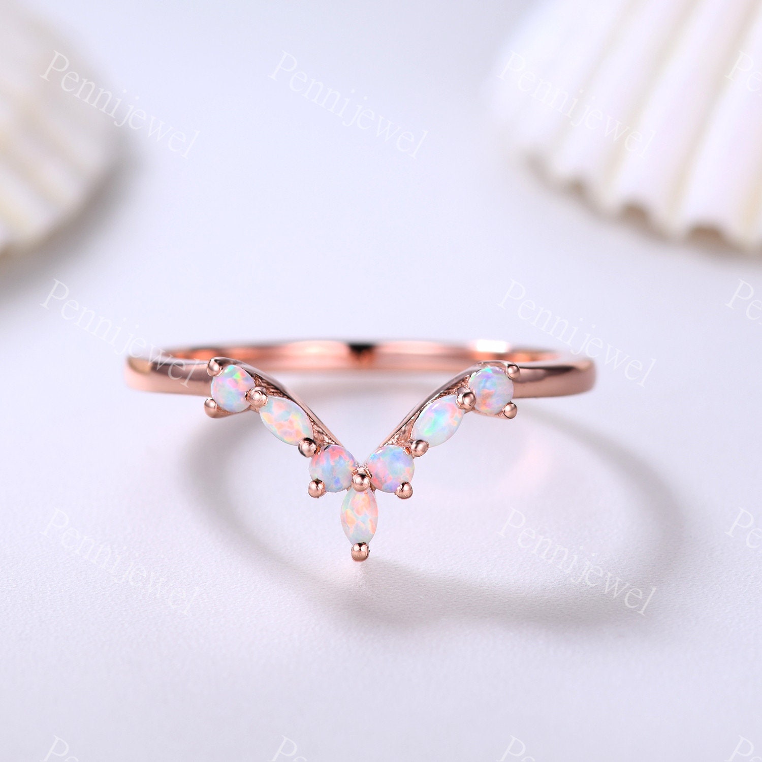 Geschwungenes V Weißes Opal Hochzeitsband, 14K Massive Rosegold, Opal Passendes Band, Jahrestag Valentinstag Geschenk, Oktober Geburtsstein von PENNIjewel