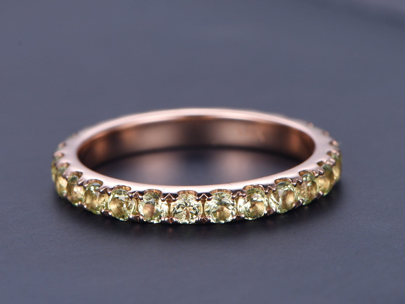 Grüne Peridots Hochzeitsband 14K Roségold Full Eternity Band Verlobungsring Stapeln Passender Jahrestag Ring Geburtsstein Geschenk Für Sie von PENNIjewel
