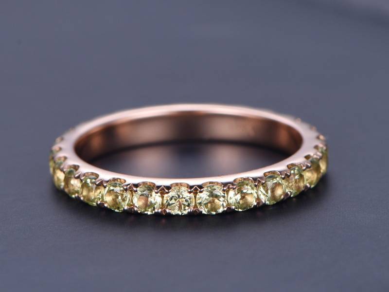 Grüne Peridots Hochzeitsband 14K Roségold Full Eternity Band Verlobungsring Stapeln Passender Jahrestag Ring Geburtsstein Geschenk Für Sie von PENNIjewel