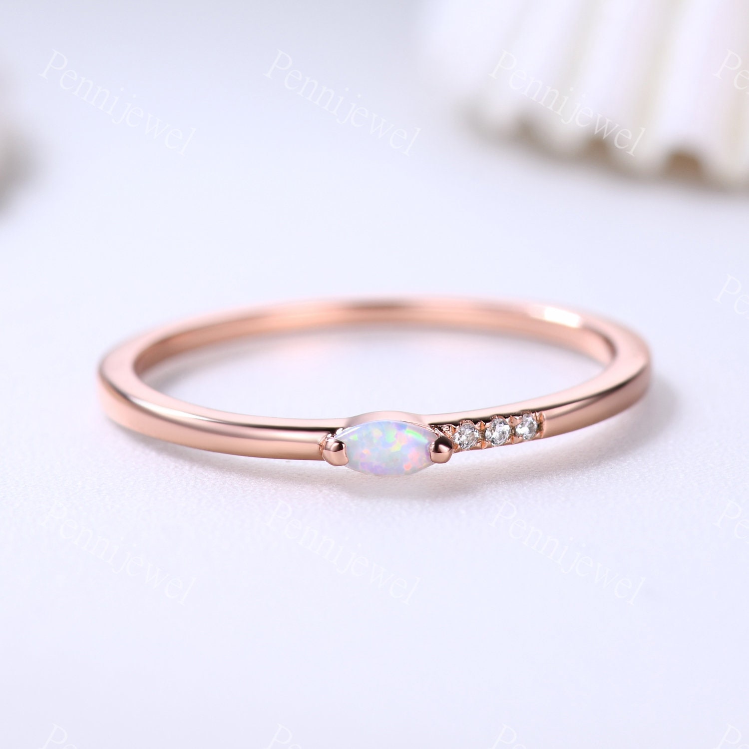 Marquise Shaped Opal Ehering, Zierliche Diamant Ring, Dünnes Band Design, Stapeln Passender Ring, 14K Roségold, Jubiläum Versprechen Ring von PENNIjewel