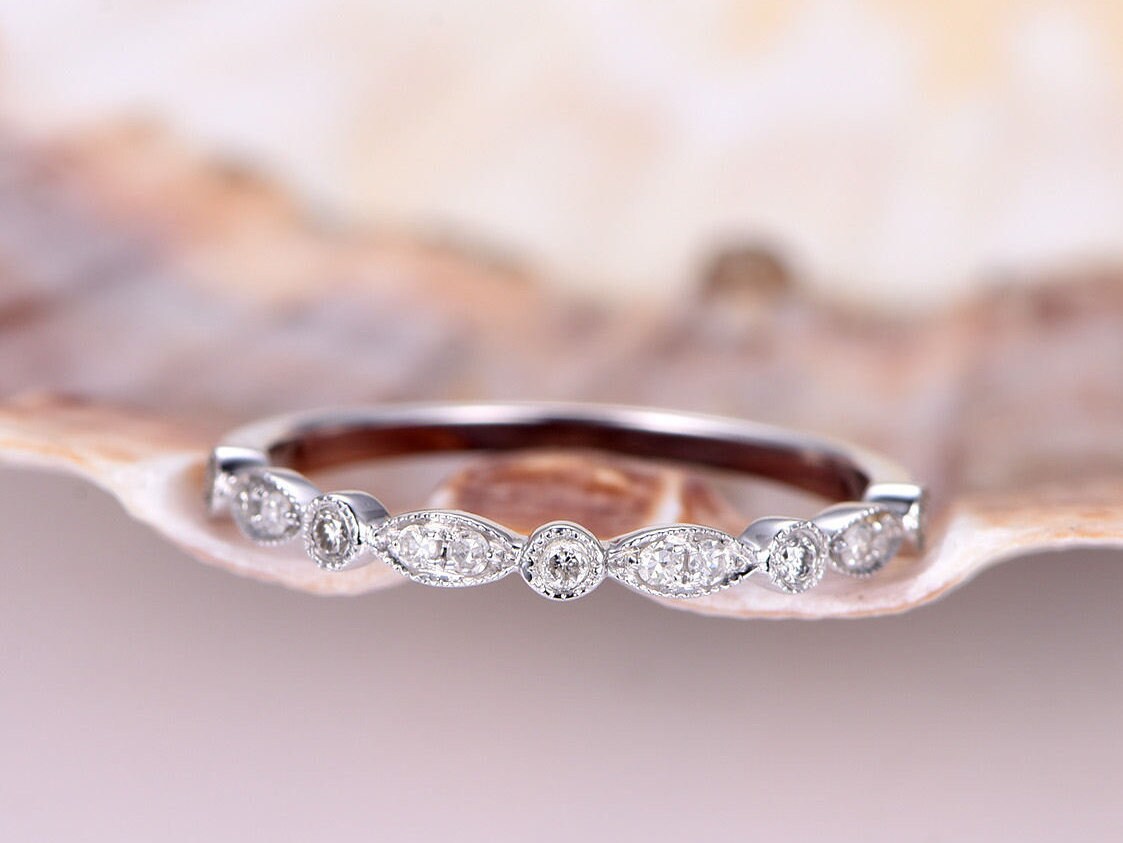 Milgrain Diamant Ehering 14K Weißgold Halbe Ewigkeit Stapelring Passende Band Frauen Jahrestag Ring Art Deco Versprechen von PENNIjewel