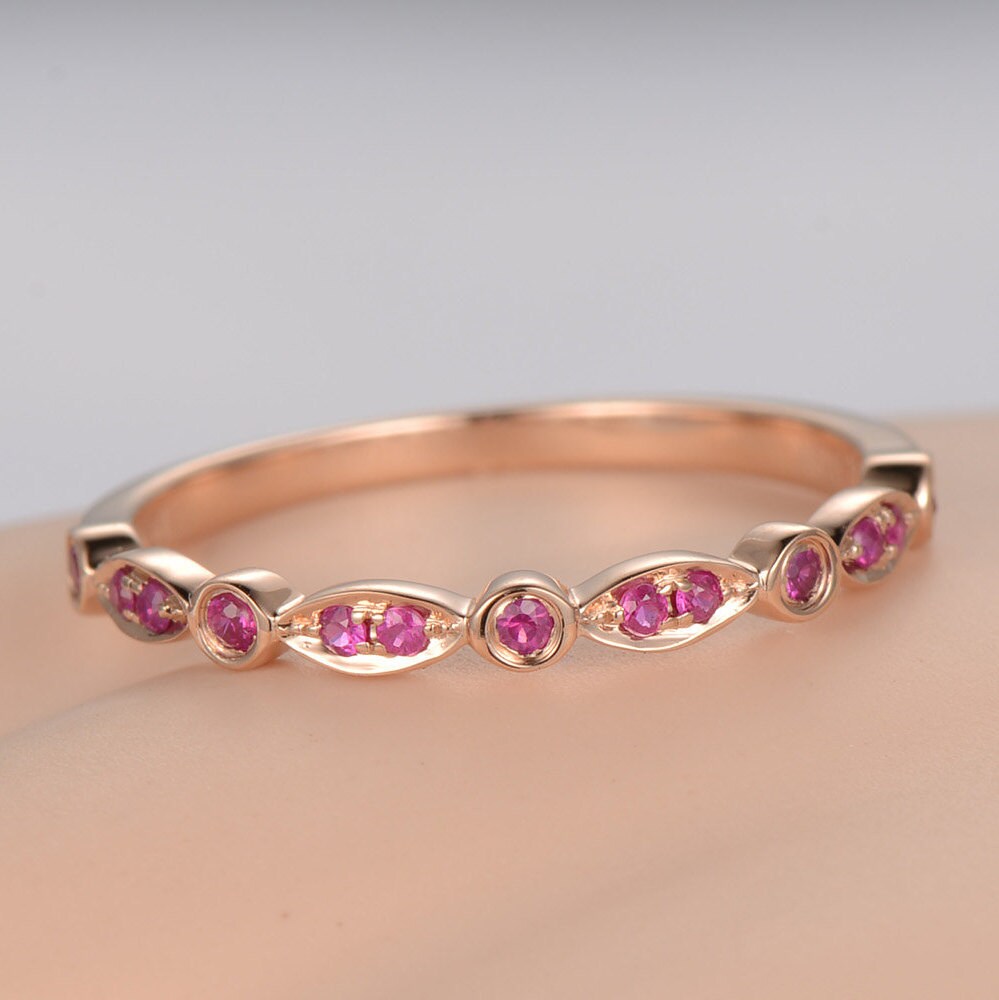 Milgrain Natürlich Rot Rubin Ehering 14K Rosegold Halbe Ewigkeit Ring Verlobungsring Stapelring Band Jahrestag Marquise Set von PENNIjewel