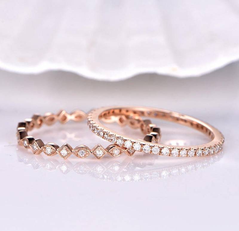 Moissanit Hochzeitsband Set Art Deco Full Eternity 14K Roségold Eheringe Frauen Jahrestag Ring Stapelring von PENNIjewel