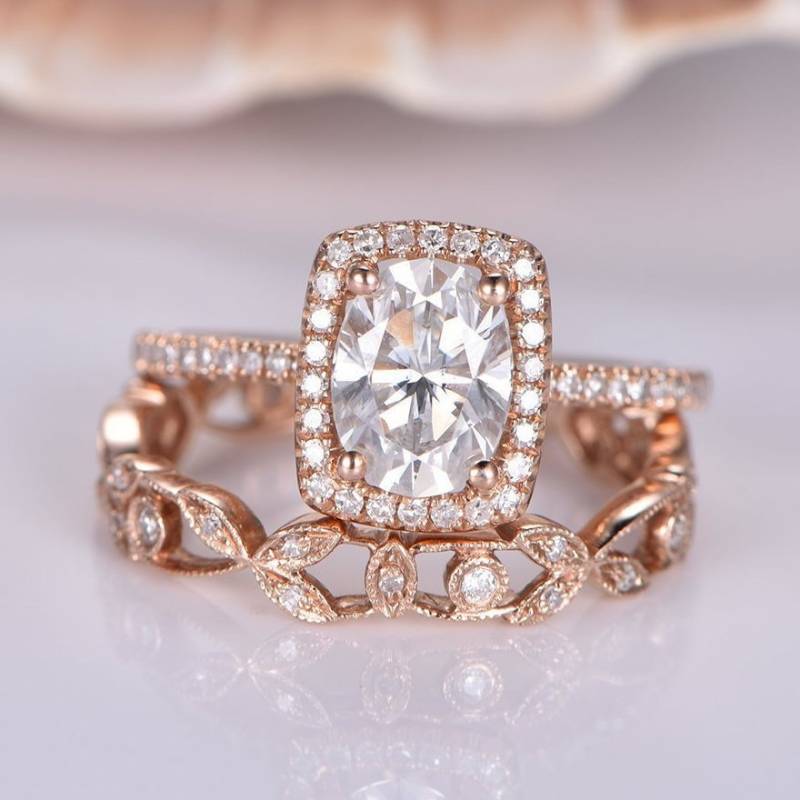 Moissanite Verlobungsring Set 14K Rose Gold Voll Eternity Diamant Ring Floral Matching Band 6 X 8 Mm Oval Cut Versprechen von PENNIjewel