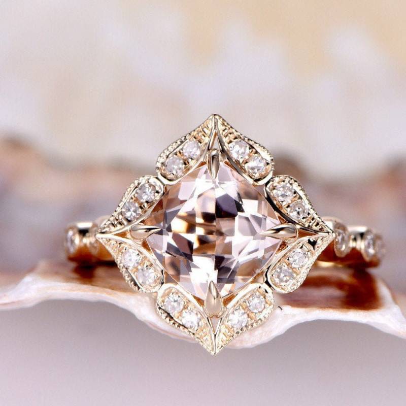 Morganit Verlobungsring Frauen Vintage Diamant Ehering 8mm Kissenschliff Rosa Stein Art Deco Floral Halo 14K Gelb Gold Versprechen Schmuck von PENNIjewel