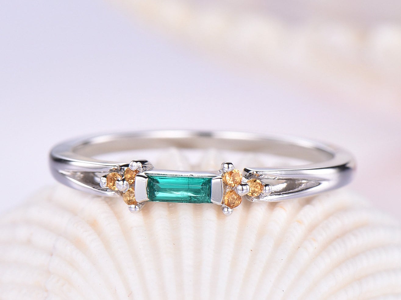 Natürliche Smaragd Ehering Verlobungsring Citrin Seitensteine Schlichtes Goldband 2 X 4 Mm Hauptstein Massiv 14K Weißgold Zierlicher Ring von PENNIjewel