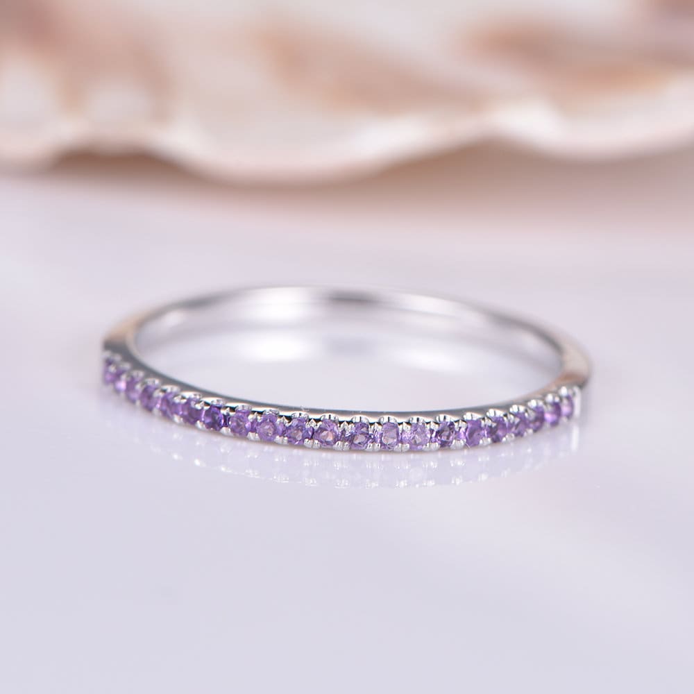 Natürlicher Amethyst Ehering 14K Weißgold Halber Eternity Ring Verlobungsring Stacking Matching Band Jubiläumsring 1, 2 Mm Dünn Pave von PENNIjewel