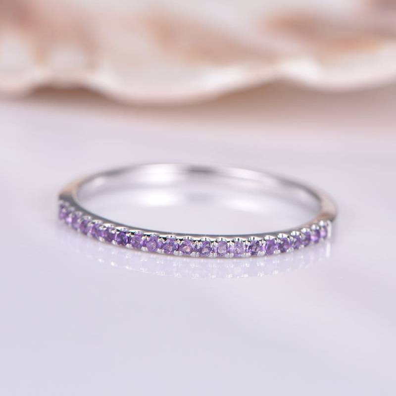 Natürlicher Amethyst Ehering 14K Weißgold Halber Eternity Ring Verlobungsring Stacking Matching Band Jubiläumsring 1, 2 Mm Dünn Pave von PENNIjewel