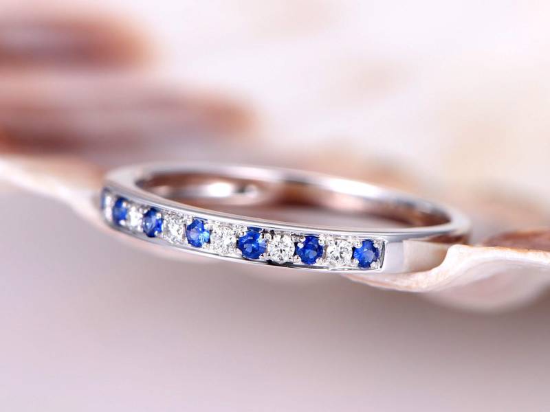 Natürlicher Blauer Saphir Diamant Ehering Solid 14K Weißgold, Halb Ewigkeit Ring, Verlobungsring, Stapeln Passendes Band, Jubiläumsring von PENNIjewel