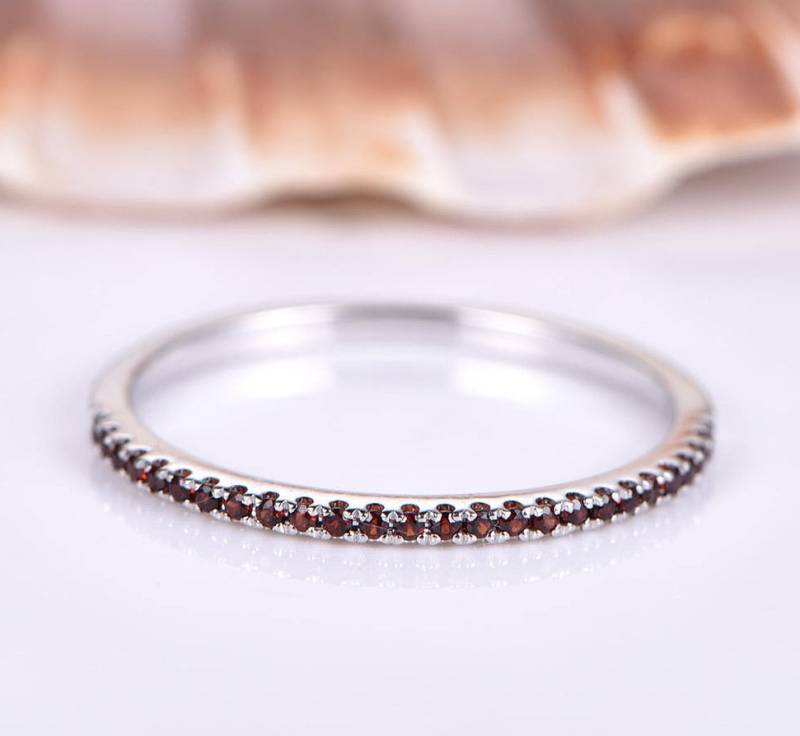 Natürlicher Granat Ehering Massiv 14K Weißgold Halber Ewigkeitsring Verlobungsring Stacking Matching Band Jubiläumsring 1, 2mm Dünn Pave von PENNIjewel