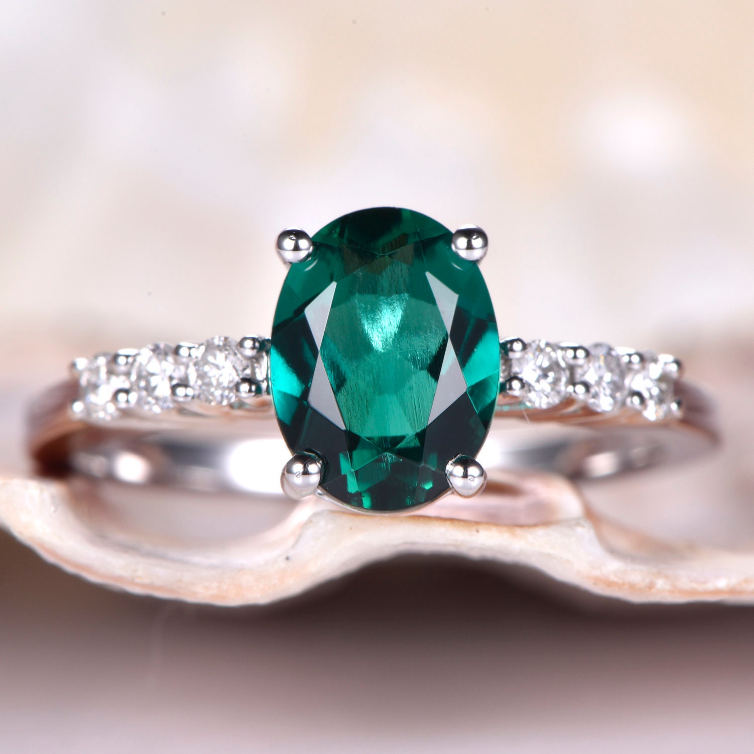 Ovaler 8x6mm Smaragd Verlobungsring Moissanit Ring Massiv 14K Roségold Band Grün Lab Behandelt Edelstein Brautring Filigrane Linie Darunter von PENNIjewel