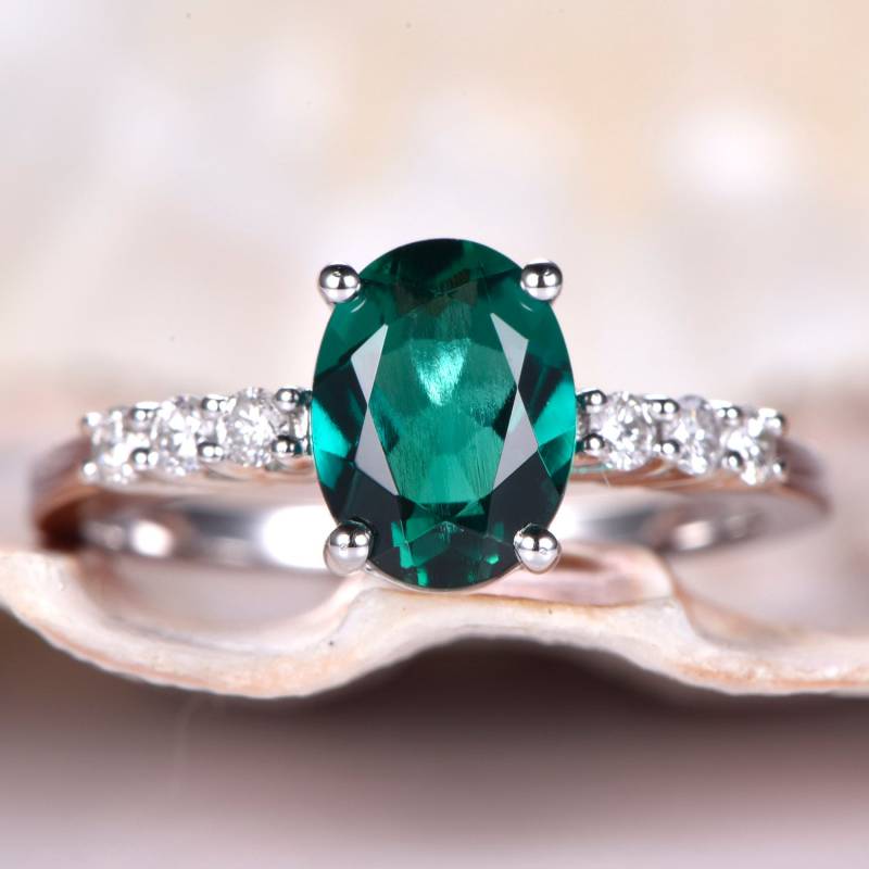 Ovaler 8x6mm Smaragd Verlobungsring Moissanit Ring Massiv 14K Roségold Band Grün Lab Behandelt Edelstein Brautring Filigrane Linie Darunter von PENNIjewel