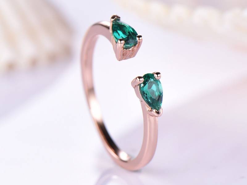 Pear Cut Smaragd Offenes Spaltband, Verlobungsring Stapelring, 14K Roségold Band, Mai Geburtsstein Geschenk Für Frauen, Personalisierter Ring von PENNIjewel