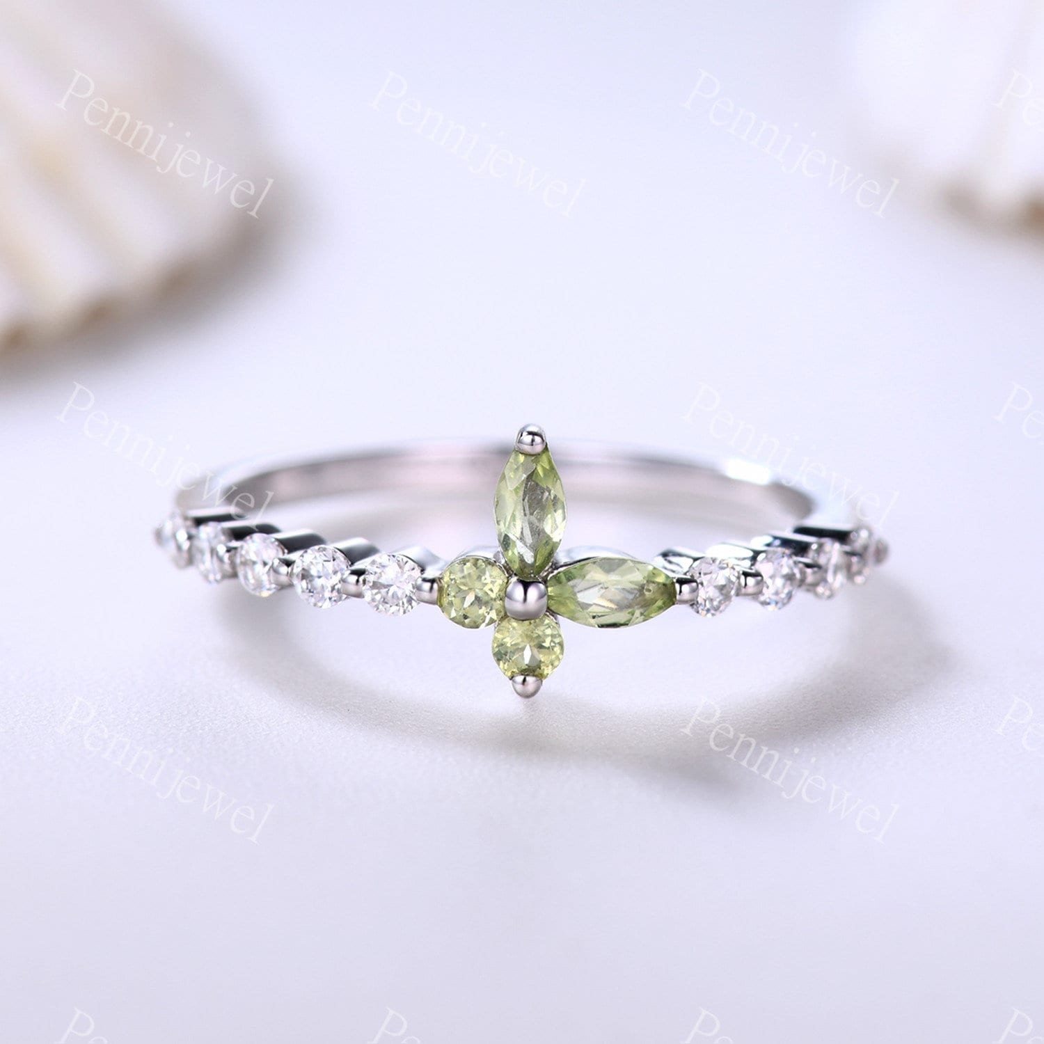 Peridot Moissanit Hochzeitsband, 14K Weißgold, Halbe Ewigkeit Passendes Band, Peridot August Geburtsstein, Jahrestag Valentinstag Geschenk von PENNIjewel