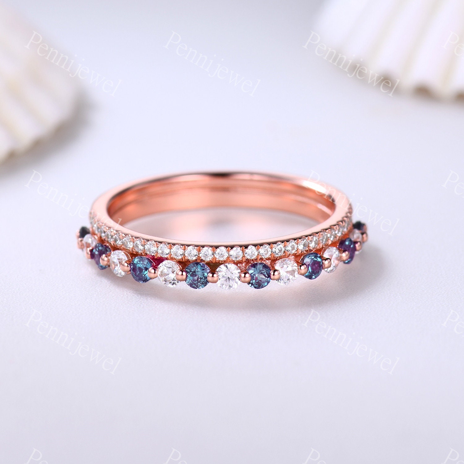 Rose Gold Alexandrit Moissanit Hochzeitsband, 2mm Rund Passender Stapelring, Jahrestag Geburtstagsgeschenk, Versprechensring von PENNIjewel