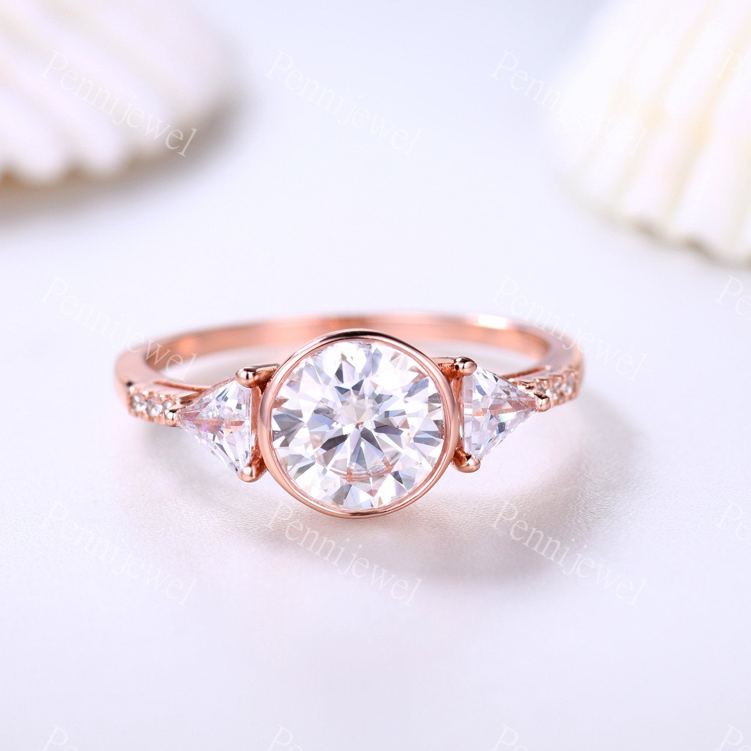 Rosegold 7mm Rundschliff Moissanit Verlobungsring, 4mm Dreieck Rund Band, Vintage Jubiläum Versprechen Ring, Lünette Set von PENNIjewel