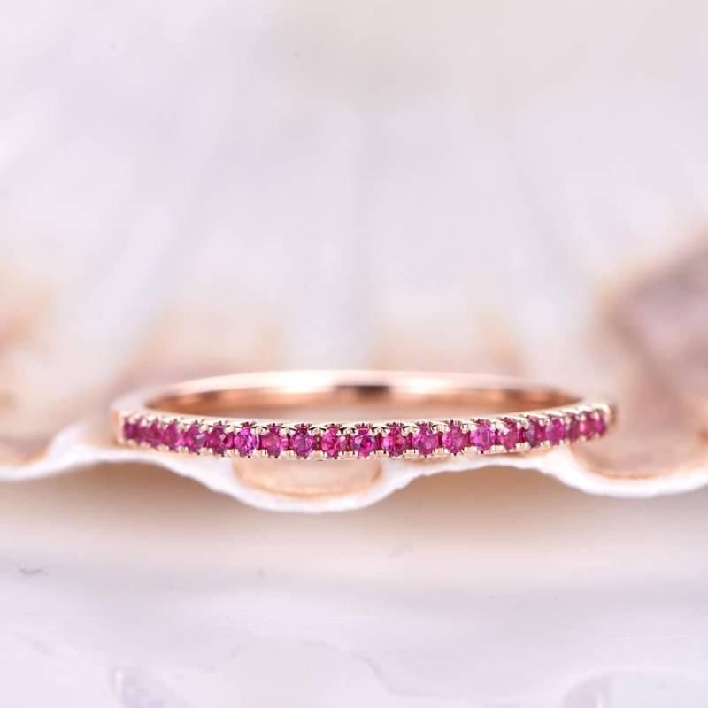 Rubin Ehering Halb Ewigkeit Stapeln Passende Band Jubiläumsring Solid 14K Roségold 1, 2mm Dünn Pave Set von PENNIjewel