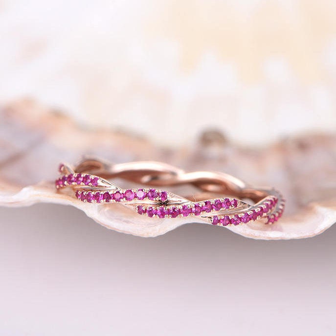 Rubin Ring, Roter Ehering Verdreht Form Full Eternity Ring 14K Roségold Verlobungsring Stapeln Passende Band Jubiläumsring von PENNIjewel
