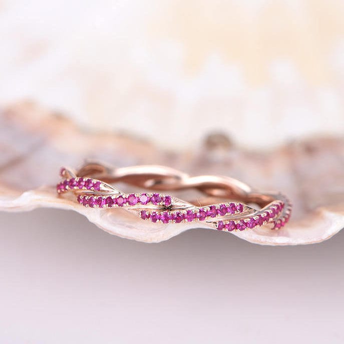 Rubin Ring, Roter Ehering Verdreht Form Full Eternity Ring 14K Roségold Verlobungsring Stapeln Passende Band Jubiläumsring von PENNIjewel