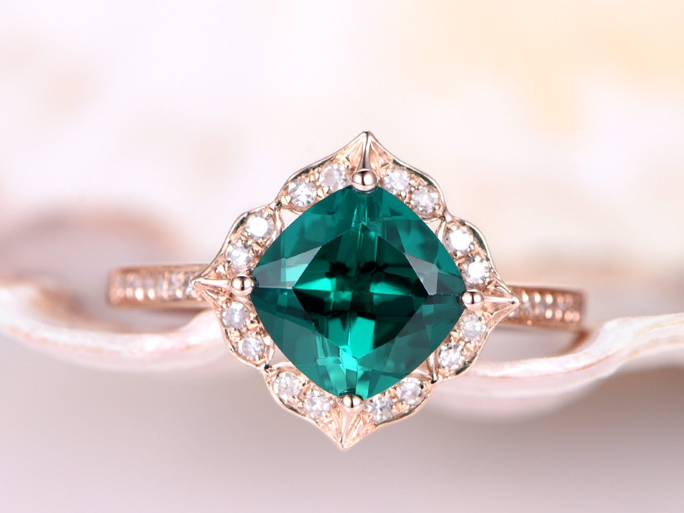 Smaragd Verlobungsring 7mm Kissenschliff Ring Moissanit Hochzeit Band Art Deco Retro Vintage Floral Solid 14K Rose Gold Braut von PENNIjewel