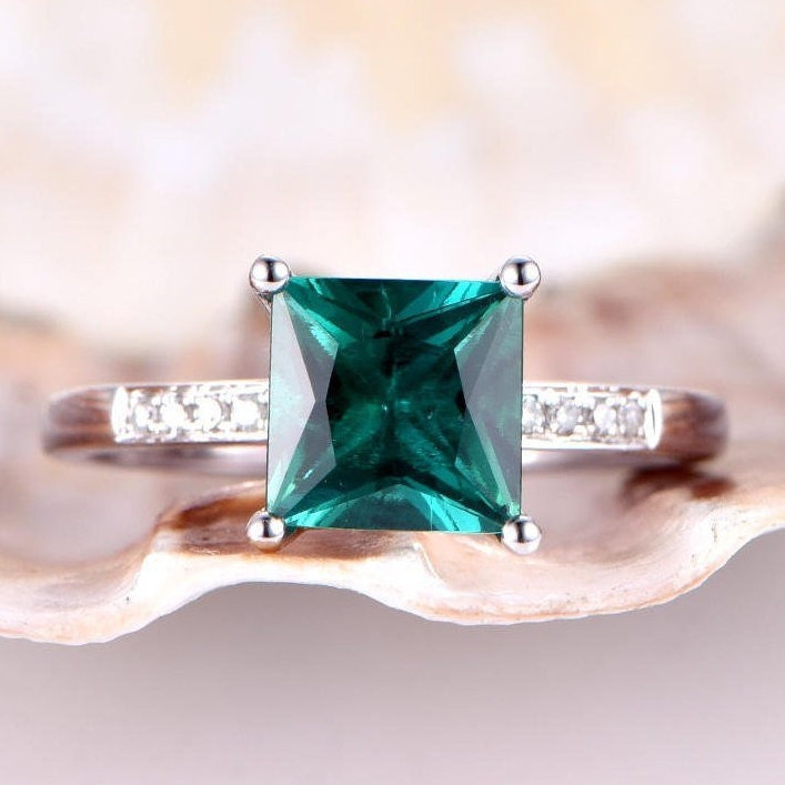 Smaragd Verlobungsring 7mm Princess Cut Ring Moissanit Hochzeitsband Lab Erstellt Grüner Hauptstein Massiv 14K Weiß Gold von PENNIjewel