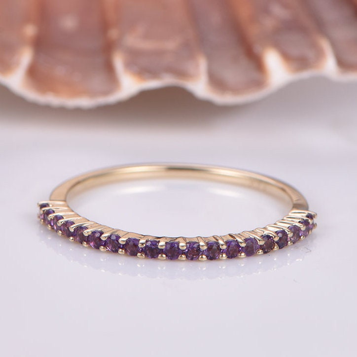 Solide 14K Gelbgold Amethyst Ring Fi Rundschnitt Natürliche Ehering Petite Half Eternity Stacking Passendes Band Versprechen von PENNIjewel