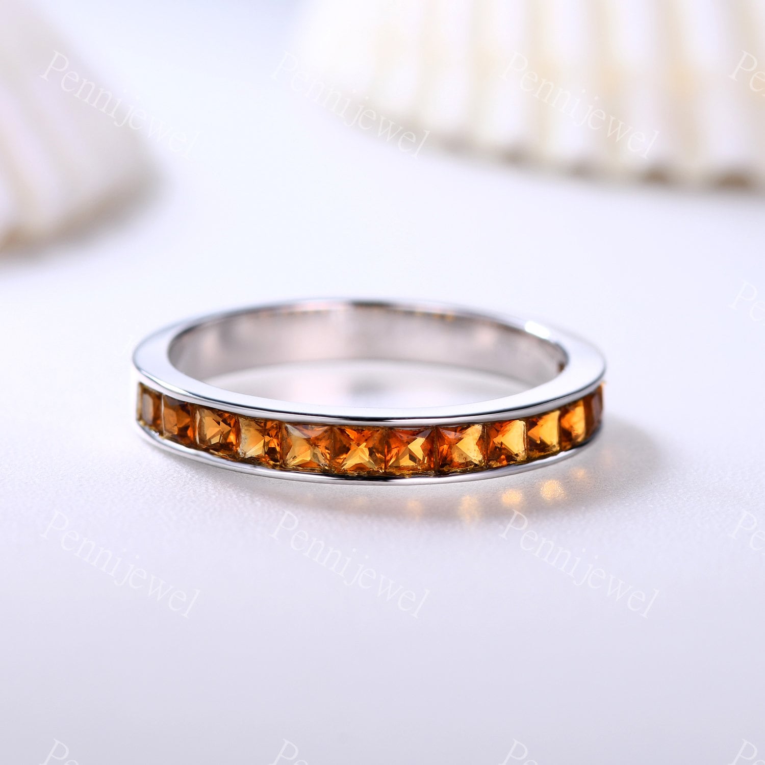 Unikat, Halbe Ewigkeit, Princess Cut Orange Saphir Hochzeitsband, 14K Weißgold, Stapeln Passendes Band, Art Deco Versprechen Ring von PENNIjewel