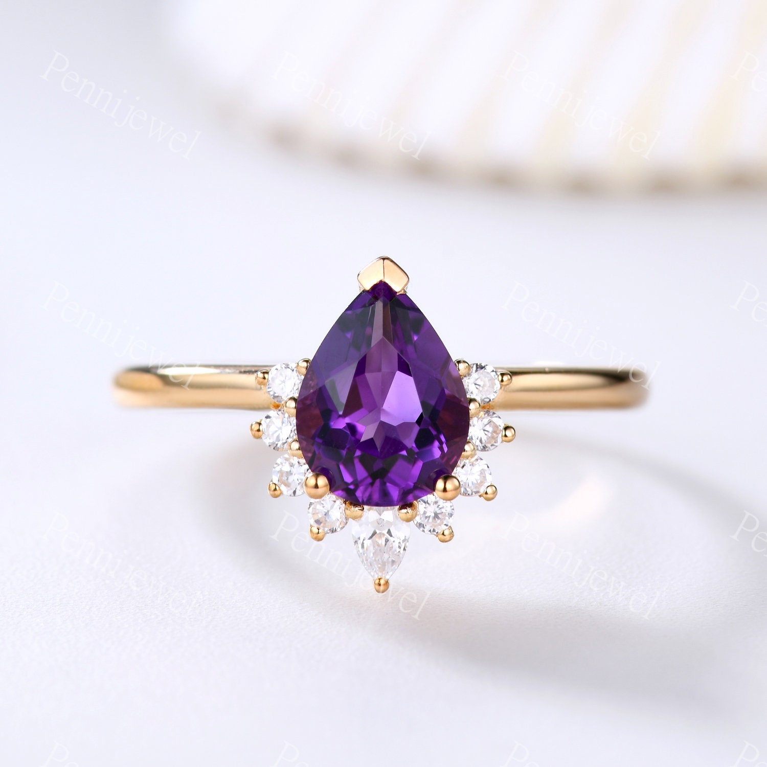 Vintage Birnenförmiger Amethyst, Moissanit Heiligenschein Ring, 6x8mm Amethyst Stein, Februar Geburtsstein Ring, Uni Gold Band, Versprechen Ring von PENNIjewel