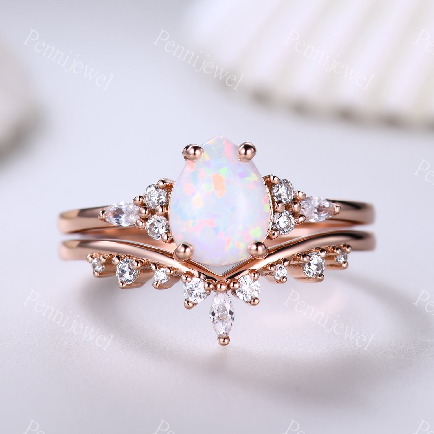 Vintage Opal Verlobungsring Für Frauen, Moissanit Geschwungener Ring, Einzigartiger Rosegold Ehering Set, Handgemachter Jahrestag Ring Set von PENNIjewel