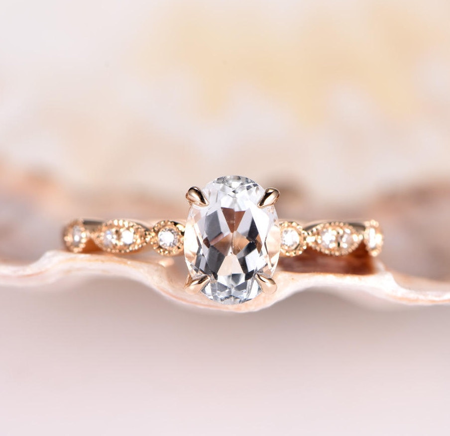 Weißer Topas Enggaement Ring Art Deco Diamant Ehering 6x8mm Oval Cut Versprechen Geschenk Für Sie 14K Gelbgold von PENNIjewel