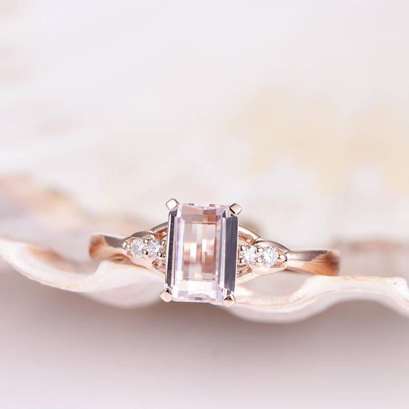 Weißer Topas Verlobungsring 5x7mm Smaragd Schliff Hauptstein Solid 14K Roségold 3mm Trillion Cut Brautring Unigold Band von PENNIjewel