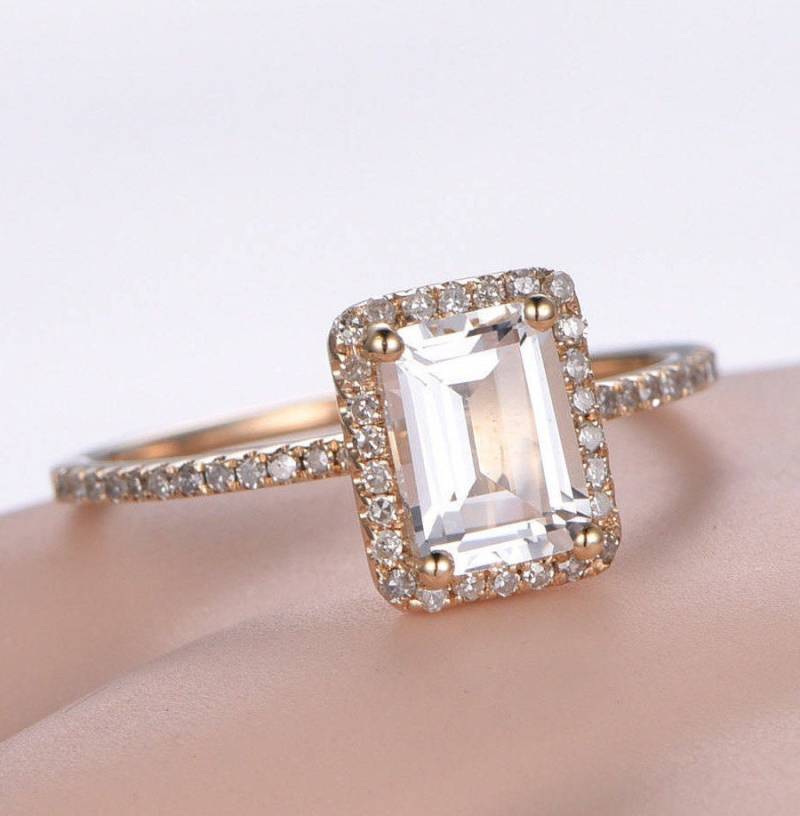 Weißer Topas Verlobungsring 6x8mm Smaragdschliff Diamant Ehering Halo Ring Edelstein Versprechen 14K Rose Gold Jahrestag von PENNIjewel
