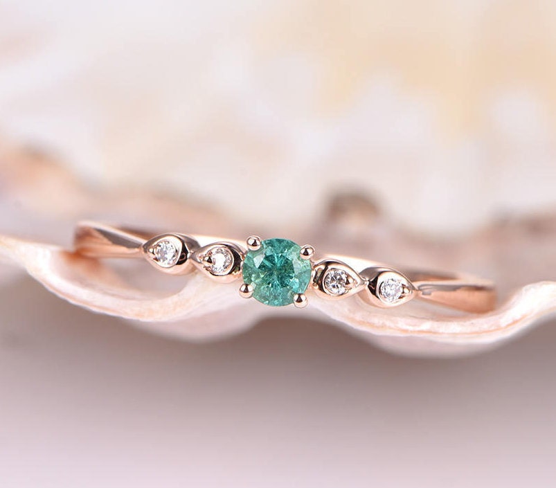 Zierlicher Smaragd Ring Moissanit Verlobungsring 5mm Rundschliff Grün Art Deco Hochzeitsband 14K Rosegold Jahrestag Geschenk von PENNIjewel